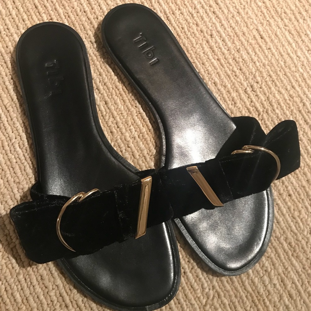 Flat sandals